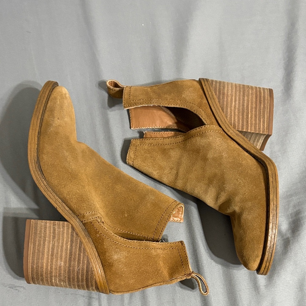 Steve Madden Brown Suede Ankle Booties. SIZE 6.